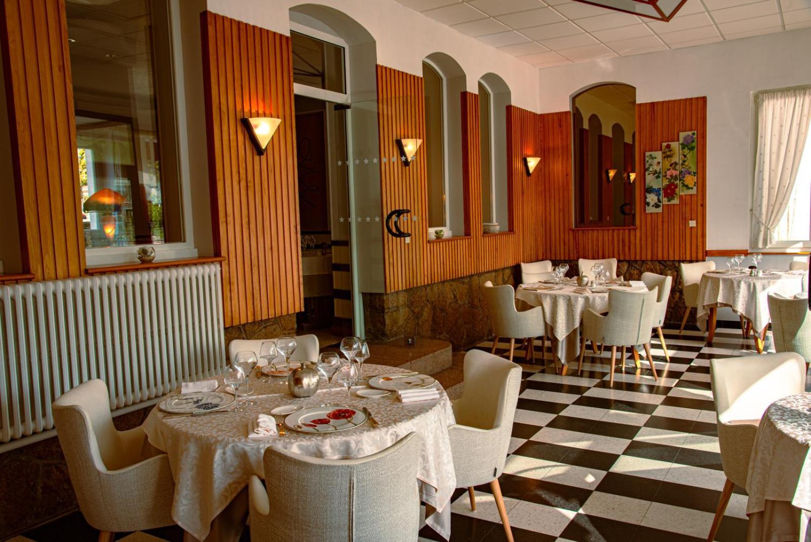 Logis Hotel & Restaurant Des Lacs Celles-sur-Plaine Kültér fotó