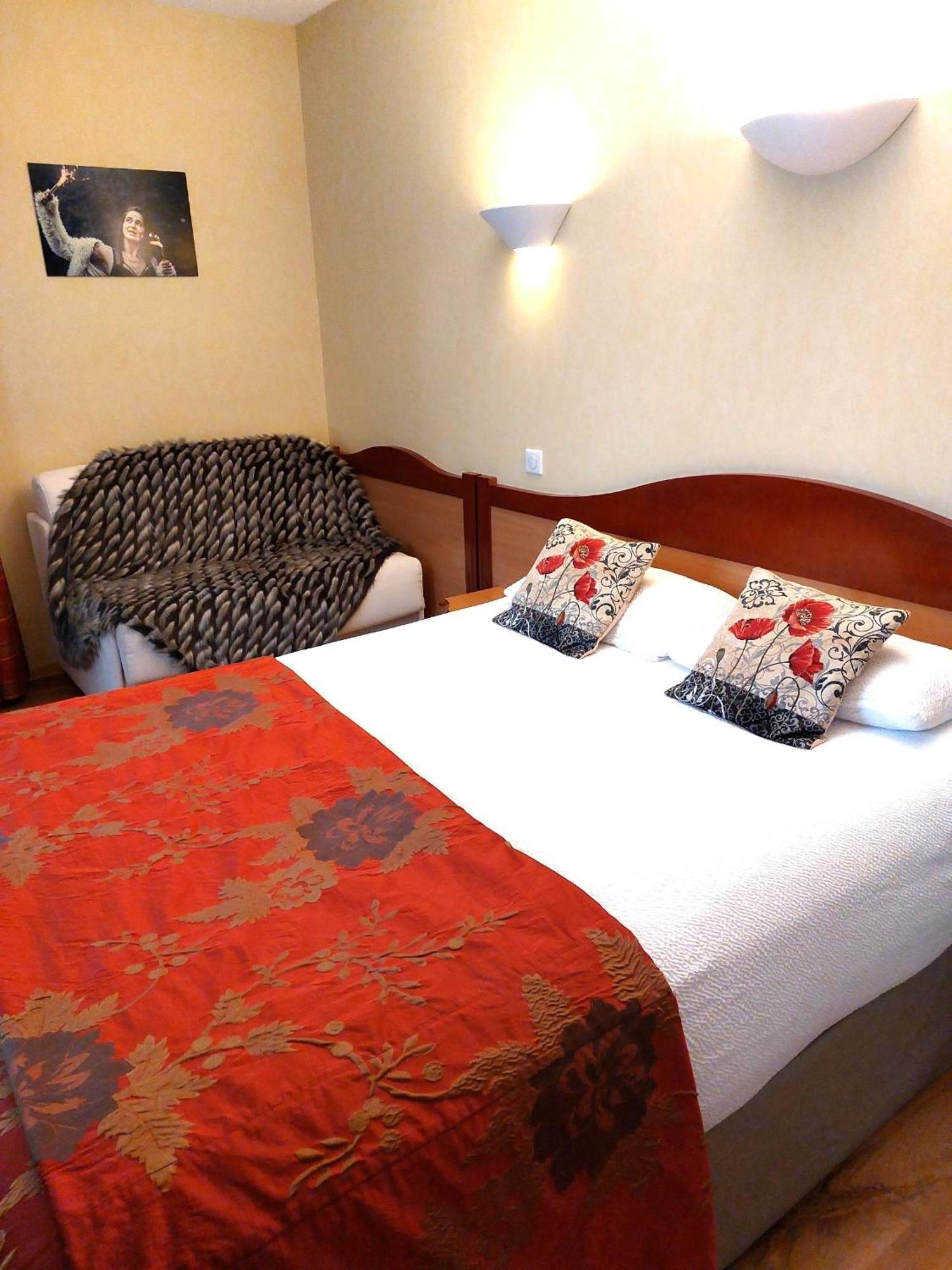 Logis Hotel & Restaurant Des Lacs Celles-sur-Plaine Kültér fotó